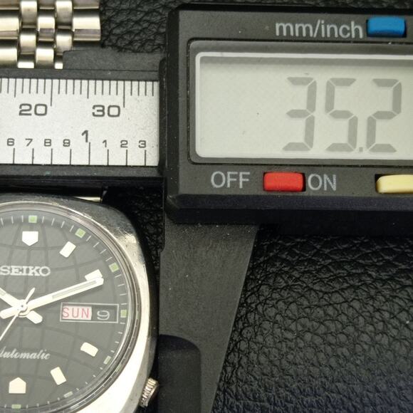 Vintage 1987 Square Seiko Automatic Mens Silver Watch W/daydate & Black accents - Picture 7 of 10